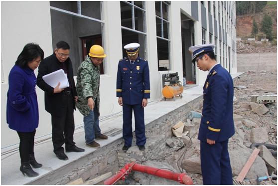 消防技术服务团队人员来到辖区渝峰乌天麻集团研发体验中心,首先听取